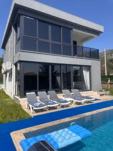 a villa with a swimming pool and a house at Villa nightblue in Ortaca