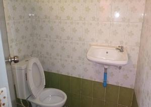 a bathroom with a toilet and a sink at Noppakao Resort in Soem Ngam