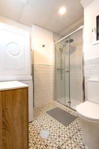 a bathroom with a shower and a toilet at A Madrid centro, metro 2 min a pie in Madrid