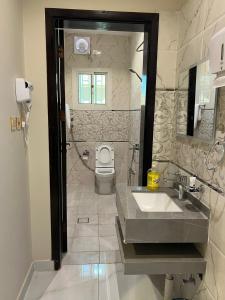 La salle de bains est pourvue d'un lavabo et de toilettes. dans l'établissement السلطان للشقق المفروشة, à Al-Ula
