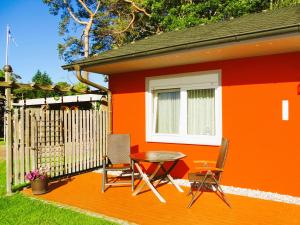 una piccola casa arancione con tavolo e sedie di Kölp - Gentz H a Kölpinsee auf Usedom