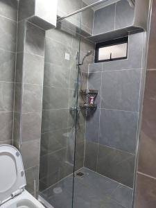 y baño con ducha y aseo. en Studio apartment, Smarthomes, en Nairobi