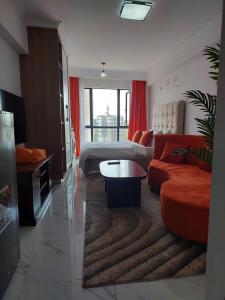sala de estar con cama y sofá en Studio apartment, Smarthomes, en Nairobi
