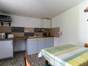 a small kitchen with a bed and a table at Lake View Apartment in Klein Pravtshagen with Garden in Klein Pravtshagen
