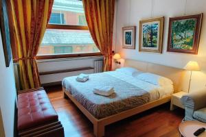 een slaapkamer met een bed en een raam bij Appartamento di charme nel cuore di Chiavari in Chiavari