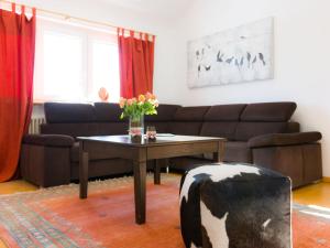 ein Wohnzimmer mit einem Sofa und einem Tisch in der Unterkunft Large Apartment in Urberg in the black forest in Urberg