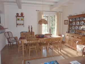comedor con mesa de madera y sillas en Charming apartment in Oberrieden, en Oberrieden
