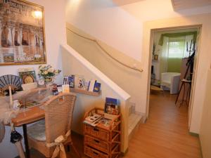 Pokój z biurkiem i klatką schodową z poręczą schodową w obiekcie Quaint Apartment in Zeil am Main with Terrace w mieście Zeil