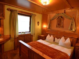 1 dormitorio con cama y ventana en Quaint Apartment in Zeil am Main with Terrace en Zeil