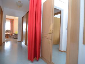 ein roter Vorhang steht im Flur in der Unterkunft Comfortable Apartments in Rotthalm nster in Rotthalmünster