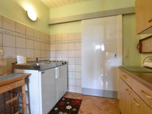 uma cozinha com um lavatório e um frigorífico em Lovely Farmhouse in K hlungsborn near sea em Kühlungsborn