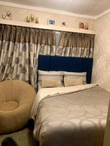 Posteľ alebo postele v izbe v ubytovaní De Gold Nest-opposite USA Embassy (entire condo)