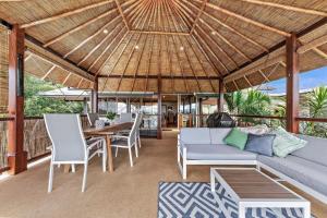 Χώρος καθιστικού στο Idyllic Whitsunday Holiday Home with amazing views