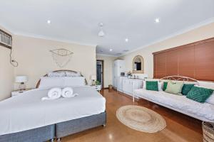 Ένα ή περισσότερα κρεβάτια σε δωμάτιο στο Idyllic Whitsunday Holiday Home with amazing views +19 φωτογραφίες