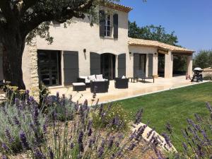 EyraguesにあるBeautiful villa with pool near St Remy de Provenceの紫の花の庭