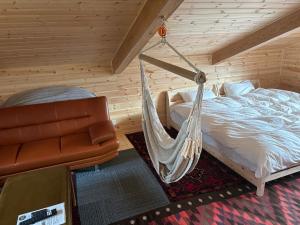 1 dormitorio con hamaca y silla en ゲストハウス かぶろの庭, en Matsukawa