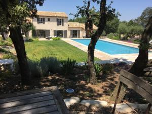 EyraguesにあるBeautiful villa with pool near St Remy de Provenceの家とスイミングプールのある庭