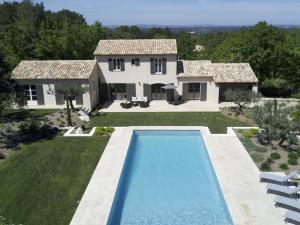 EyraguesにあるBeautiful villa with pool near St Remy de Provenceのスイミングプール付きの家屋の空中ビュー