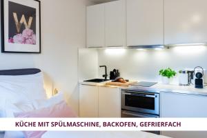 a small kitchen with a sink and a microwave at Apartment Wahnfried No3 - citynah wohnen mit Küche und Duschbad, Parkplatz, 300m zur Fussgängerzone in Bayreuth