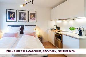 Ce petit appartement comprend un lit et une cuisine. dans l'établissement Apartment Wahnfried No3 - citynah wohnen mit Küche und Duschbad, Parkplatz, 300m zur Fussgängerzone, à Bayreuth