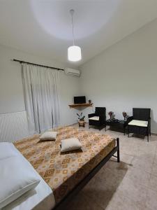 ein Schlafzimmer mit einem großen Bett und ein Wohnzimmer in der Unterkunft My Lemnos Studios - Studio 1 in Repanídhion