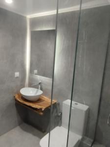 A bathroom at Baracunda Apartments