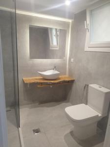 A bathroom at Baracunda Apartments