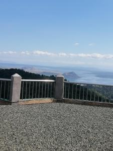 una vista del océano desde la cima de una colina en Sang Yoo Mountain View Tagaytay Bed and Breakfast - Taal Lake View, en Tagaytay