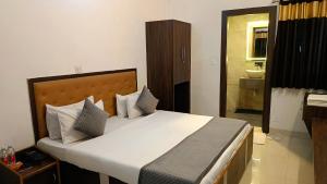 HOTEL SHYAM PALACE INDIA AGRA tesisinde bir odada yatak veya yataklar