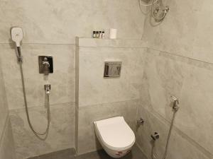 y baño con ducha y aseo. en HOTEL SHYAM PALACE INDIA AGRA en Agra