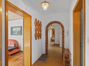 un couloir avec un miroir et une chambre avec un lit dans l'établissement Cozy Apartment in Sonnen Bavaria near Forest, à Sonnen