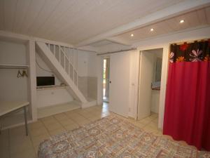 サンタ・ルシア・ディ・モリアニにあるHoliday Home in Poggio Mezzana near the beachのリビングルーム(赤いカーテン、階段付)
