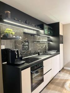 una cocina con encimera en blanco y negro en Apartmán Artemis, en Košice