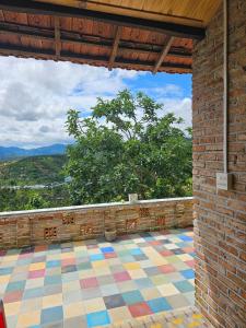 un mur de briques avec un sol en carrelage coloré sur un patio dans l'établissement Nhà Gạch cổ - Antique Brick House, à Bảo Lâm