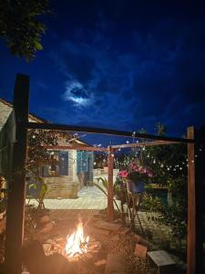 - un foyer extérieur dans une arrière-cour la nuit dans l'établissement Nhà Gạch cổ - Antique Brick House, à Bảo Lâm 22 autres photos