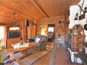 - un salon avec un canapé et une table dans l'établissement Detached wooden house near Bad Wildungen, à Haina