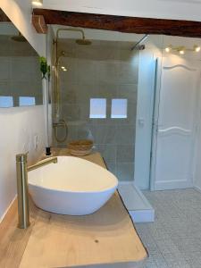 Ванная комната в Maison spacieuse et calme, idéal famille