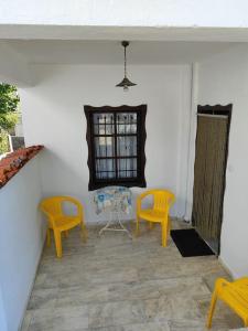 une chambre avec trois chaises, une table et une fenêtre dans l'établissement ΔΙΑΚΟΠΕΣ ΣΤΗ ΘΑΣΟ ! ! !, à Theológos