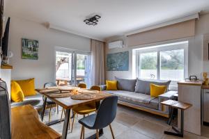 Petritis Villas في إيراكليتسا: غرفة معيشة مع أريكة وطاولة