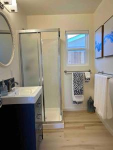 uma casa de banho com um chuveiro e um lavatório. em Darling, Peaceful, Near Beach, EV Charger em Santa Bárbara