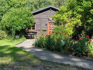 EschedeにあるHoliday home on a horse farm in the L neburg Heathの小屋と花の庭園