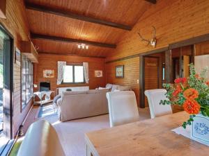 ein Wohnzimmer mit einem Sofa und einem Tisch in der Unterkunft Holiday home on a horse farm in the L neburg Heath in Eschede