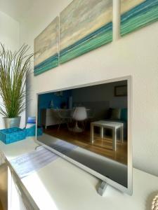 安蒂瓜海岸的住宿－Casa Las Torres 209，桌子上配有平面电视