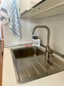 um lavatório de cozinha com torneira numa cozinha em Casa Las Torres 209 em Costa de Antigua