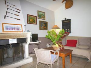 sala de estar con chimenea y sofá en Charming Cottage in Opp de amidst Vineyards, en Maubec