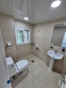 La salle de bains est pourvue de toilettes et d'un lavabo. dans l'établissement Ribini house, à Séoul