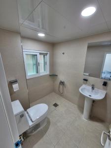 La salle de bains est pourvue de toilettes et d'un lavabo. dans l'établissement Ribini house, à Séoul