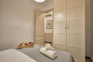 Posteľ alebo postele v izbe v ubytovaní BBarcelona Sagrada Familia Garden Apartment