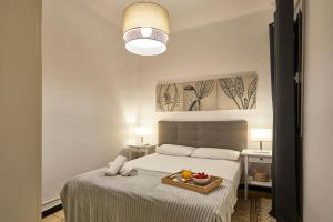 Posteľ alebo postele v izbe v ubytovaní BBarcelona Sagrada Familia Garden Apartment