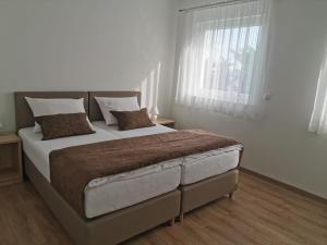 イチチにあるVilla Isabela Ičićiの大きなベッドと窓のある寝室 +16枚の写真